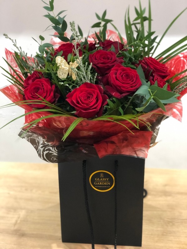 Bouquet of luxury velvet Red Rose buy online or call 01204 699333